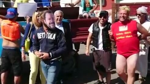 Il finto Salvini "arresta" Carola a festa di paese: è polemica