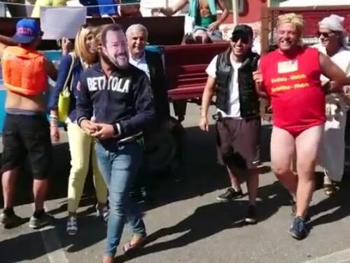 Il finto Salvini "arresta" Carola a festa di paese: è polemica