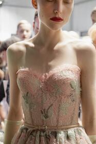 Nel backstage della sfilata. Qui si prepara la bellezza 2