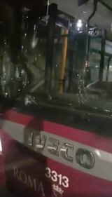 Straniero distrugge autobus Atac 3