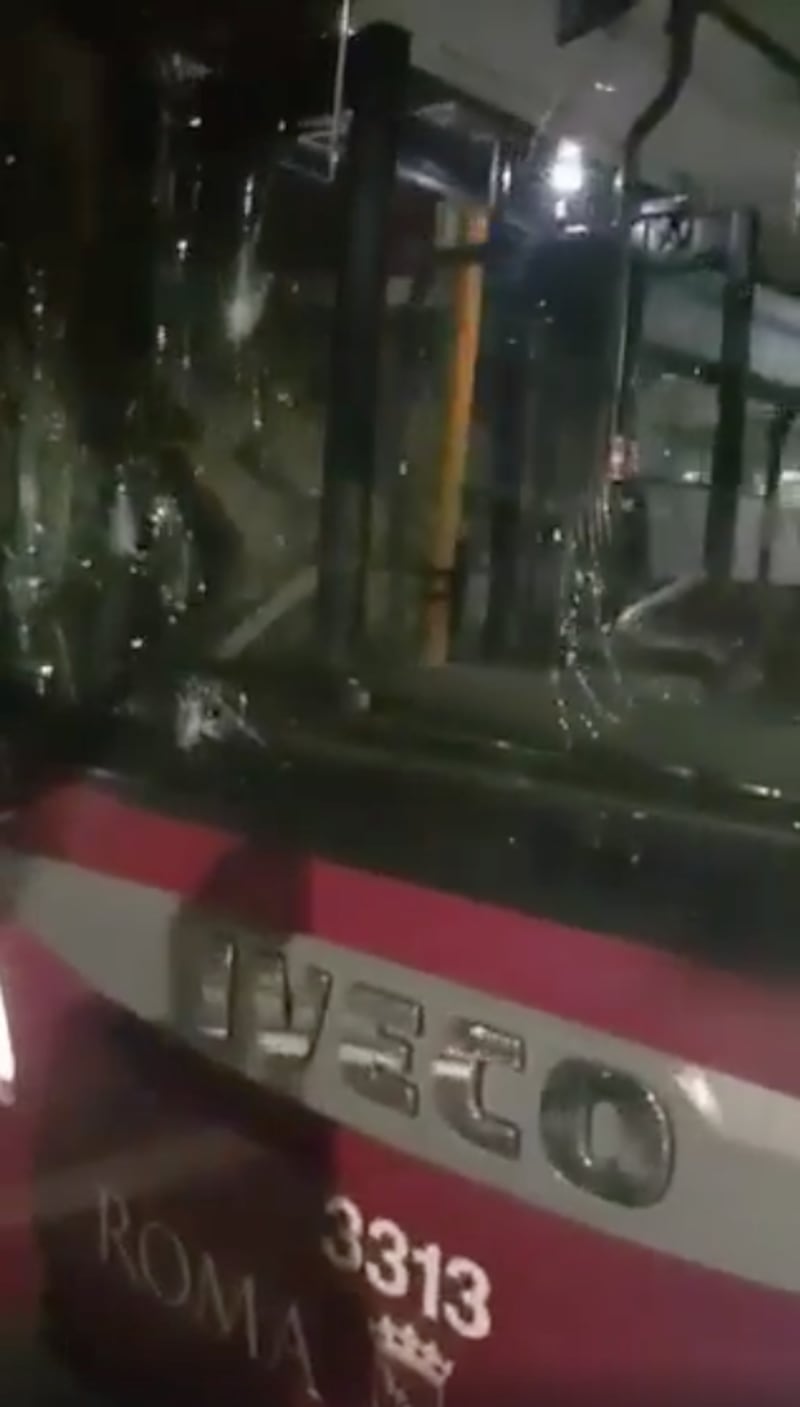 Straniero distrugge autobus Atac 3