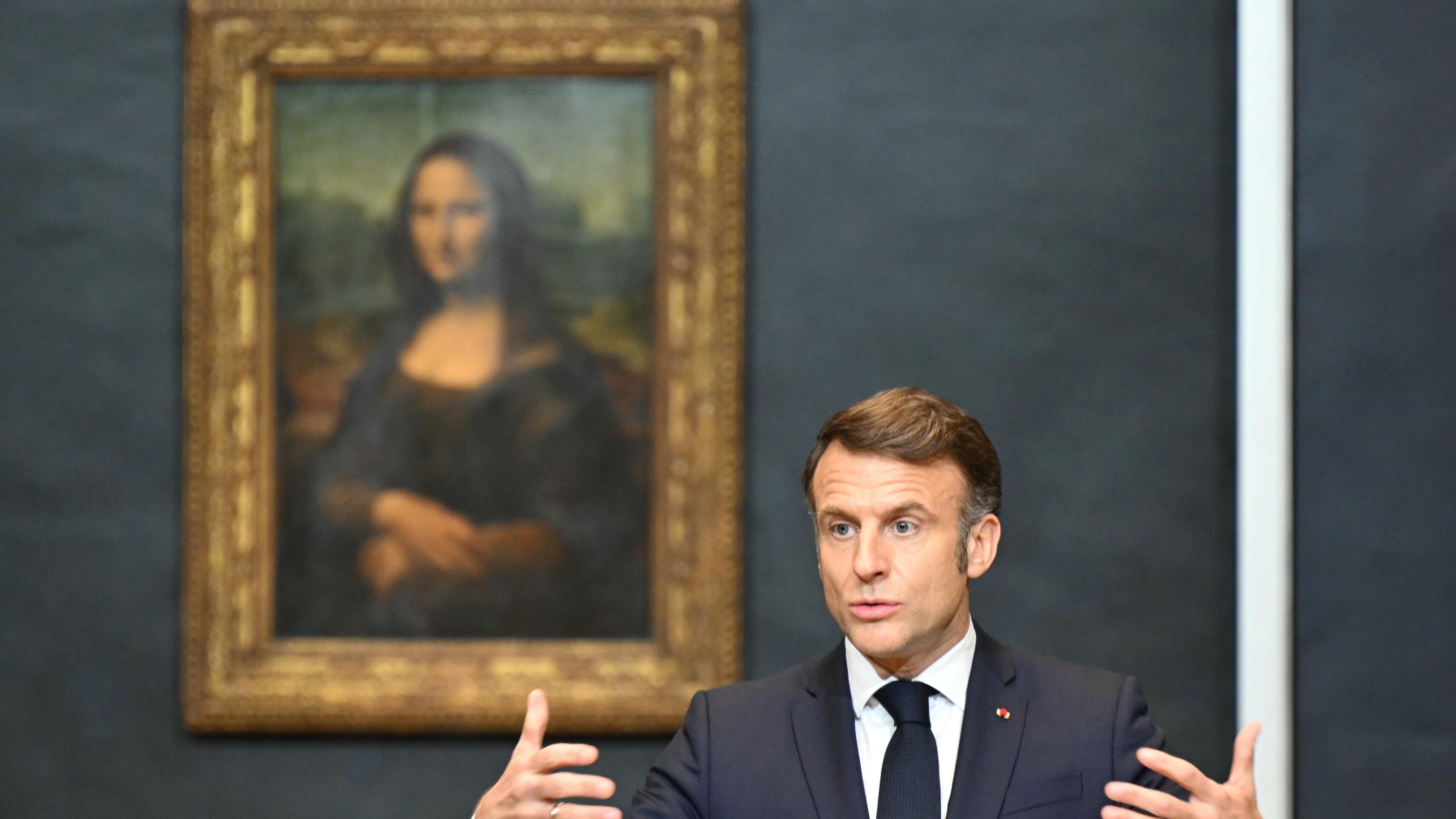 "Al Louvre una sala dedicata alla Gioconda". Macron vuole rilanciare il museo (e se stesso)