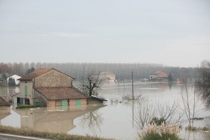 L'Enza esonda e sommerge la frazione di Brescello 2