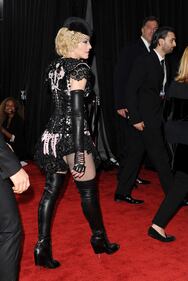 Madonna mostra il lato B ai Grammy 2