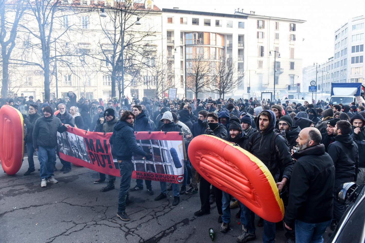Scontri alla manifestazione antifascista a Milano 10