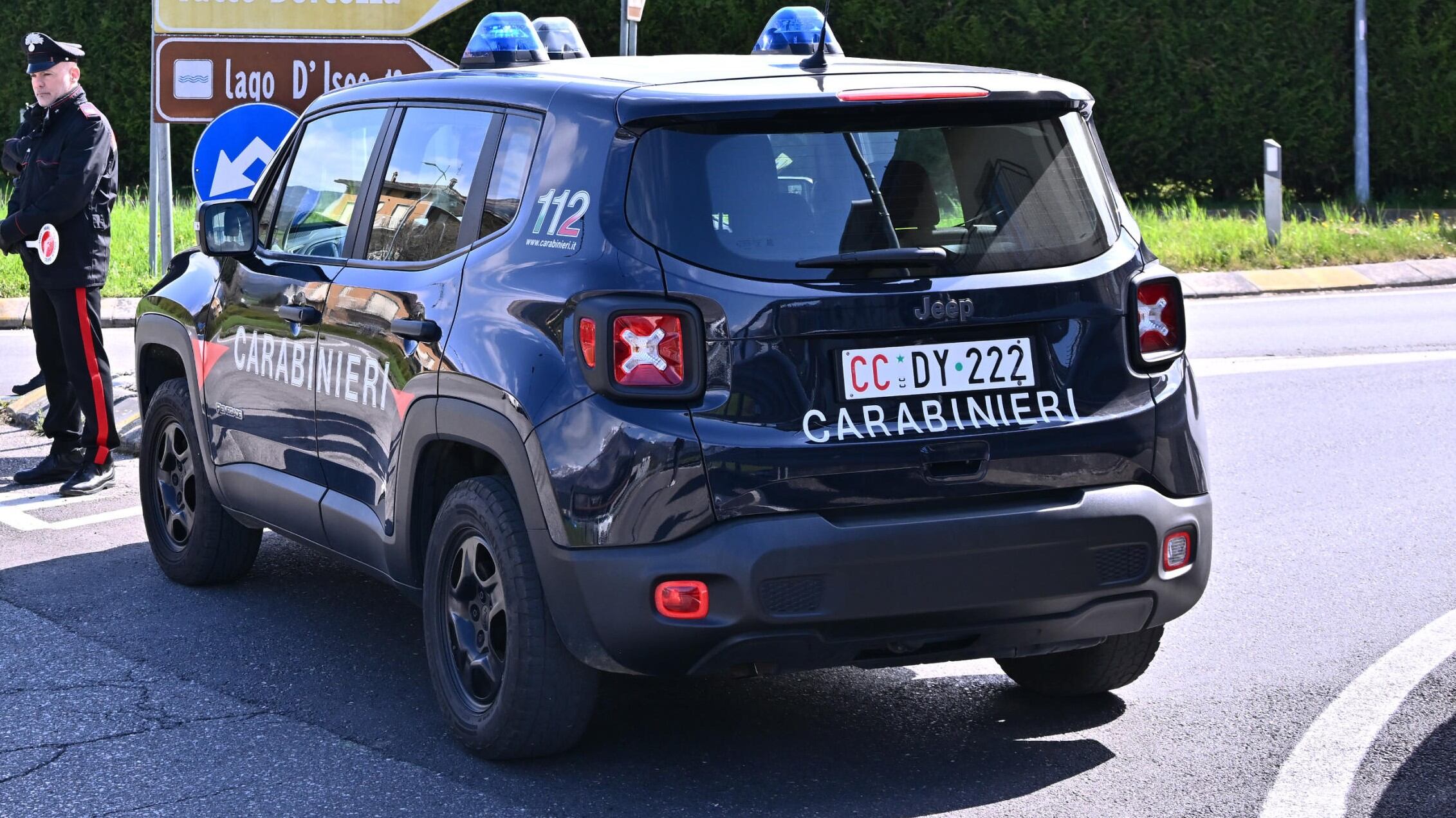 Sorprende ladri in casa e spara, uno dei malviventi muore: 60enne indagato