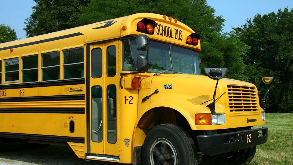 Bimbo dimenticato sullo scuolabus. Trovato morto dopo 7 ore