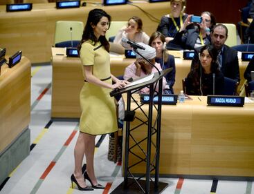 Amal Clooney con il "pancino" all'evento contro l'Isis 26