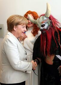 Merkel "con le corna" tradita dalla prospettiva 2