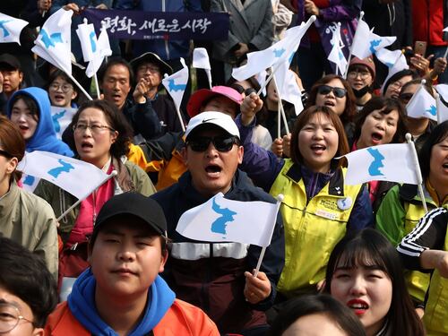 Vertice Kim-Moon, la folla protesta: "Bombardare la Nord Corea"