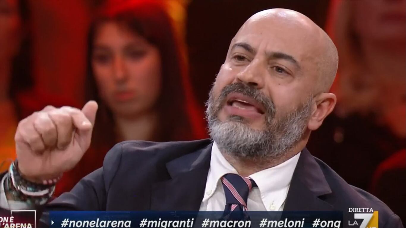 "Il problema è che sono neri", "Che fesseria". Scontro tra Amurri e Paragone