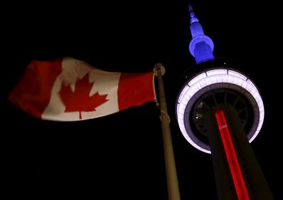 In tutto il mondo la solidarietà per Parigi si tinge del tricolore francese 10