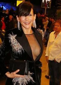 Sophie Marceau, seno perfetto sotto il tubino nero 6