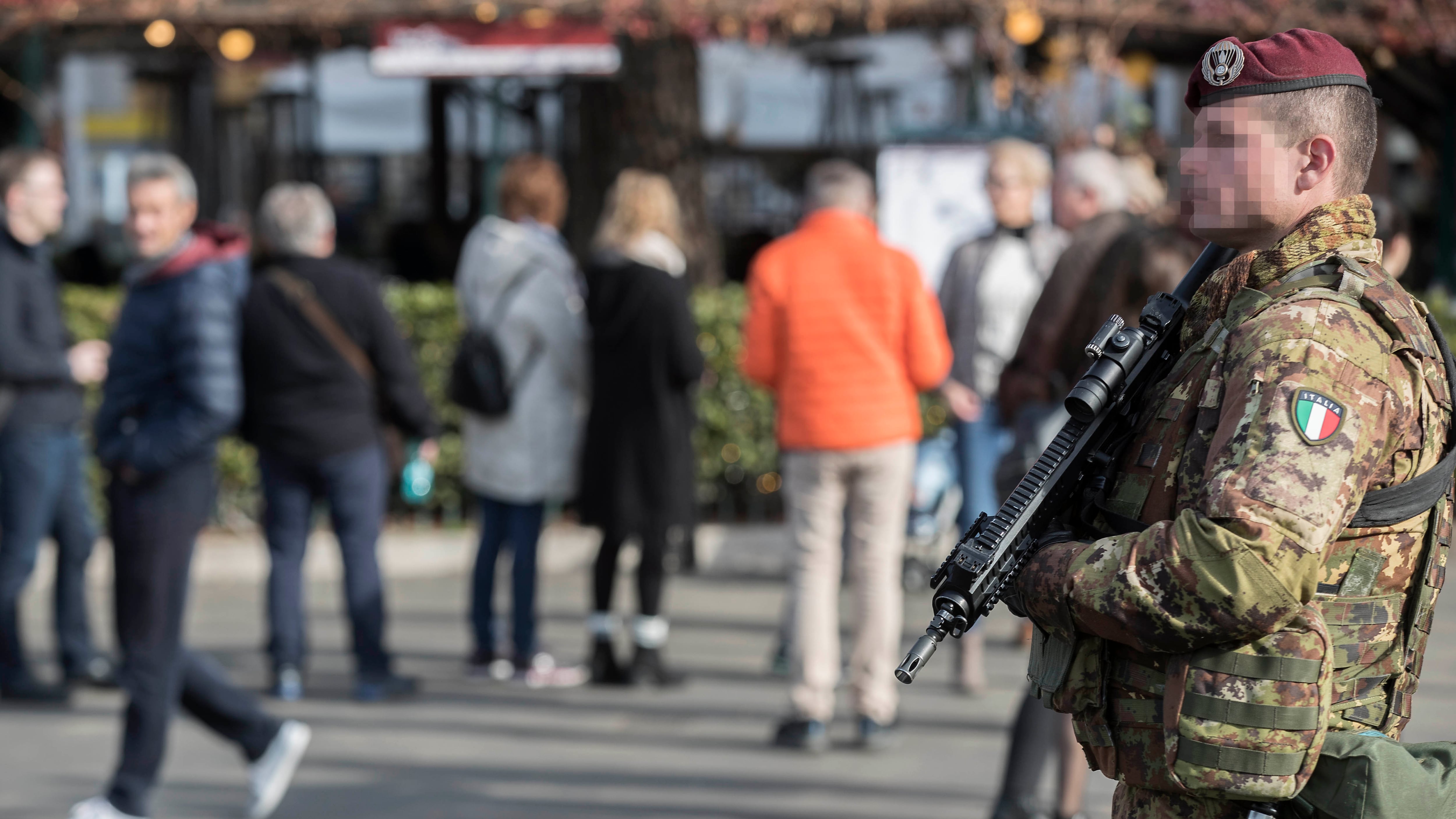 Bloccato per un controllo dà in escandescenza: tunisino ferisce 2 militari