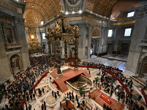 Il serpentone dei 100mila. La Basilica non dorme mai