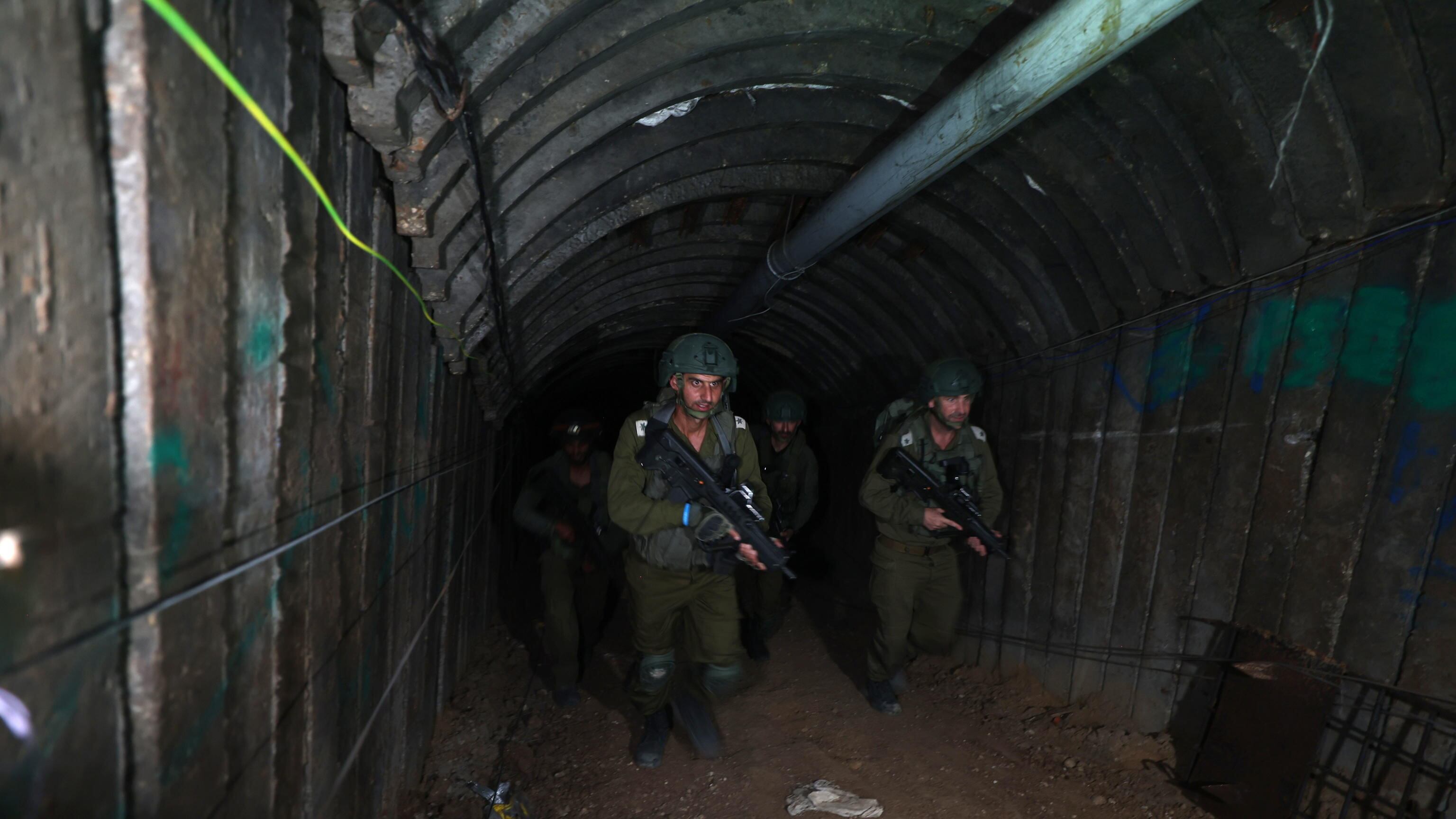 Gaza, 100 terroristi ancora barricati nei tunnel: "Non usciamo"