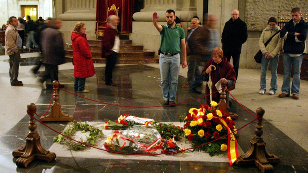 Spagna, rimossa la salma di Francisco Franco dal mausoleo