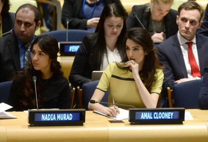 Amal Clooney con il "pancino" all'evento contro l'Isis 23