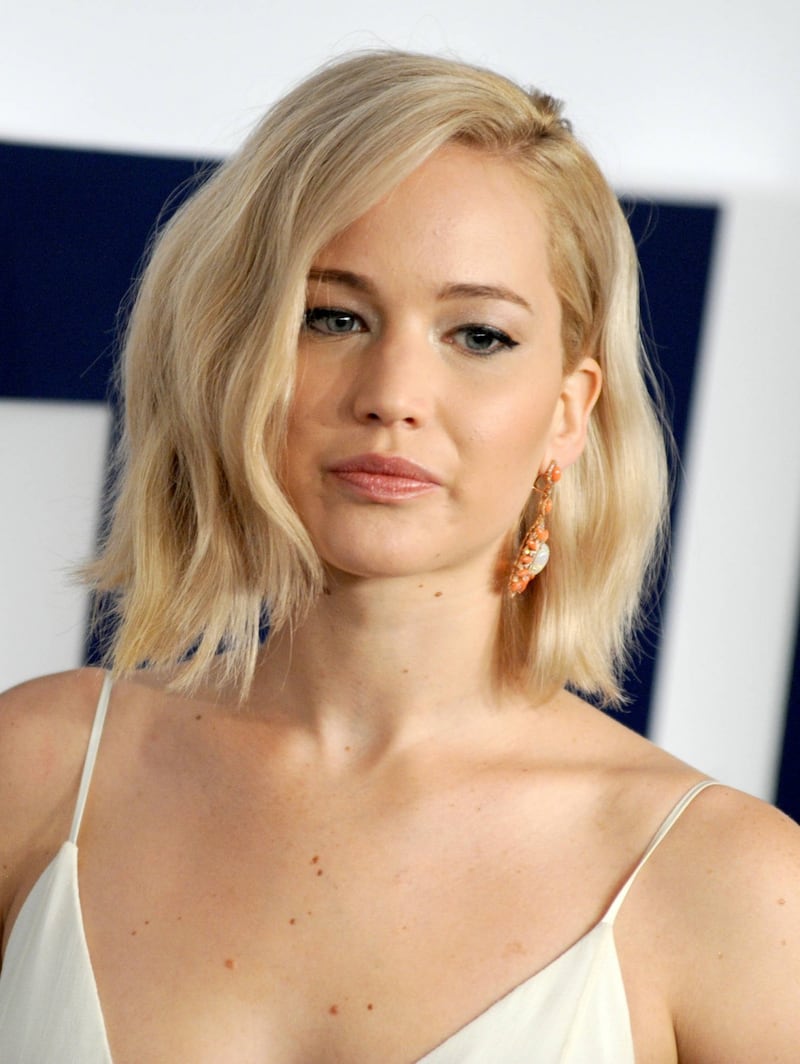 Jennifer Lawrence senza reggiseno alla première di Joy 32