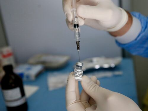 Pfizer, negli Usa l'ok definitivo. "Non più vaccino d'emergenza"
