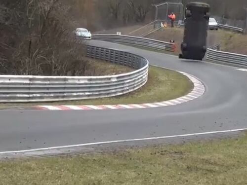 Nurburgring, un'auto vola oltre le barriere: muore uno spettatore
