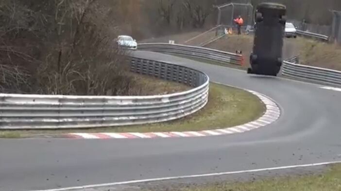 Nurburgring, un'auto vola oltre le barriere: muore uno spettatore