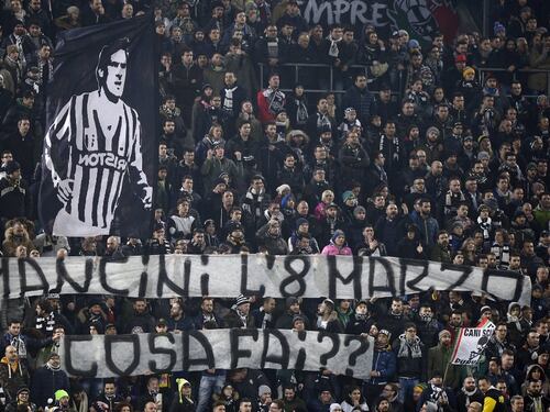 Lo striscione anti-Mancini: "Cosa fai l'8 marzo?"