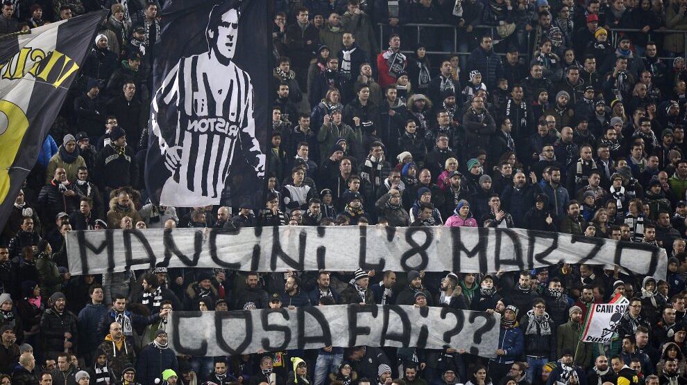 Lo striscione anti-Mancini: "Cosa fai l'8 marzo?"