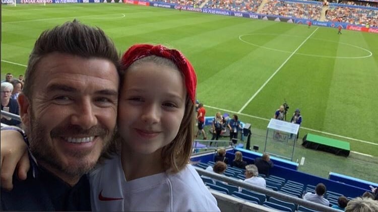 David Beckham bacia sulle labbra la figlia Harper e scoppia la polemica