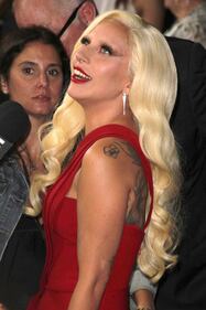 Lady Gaga, spacco mozzafiato e baci al fidanzato sul red carpet 8