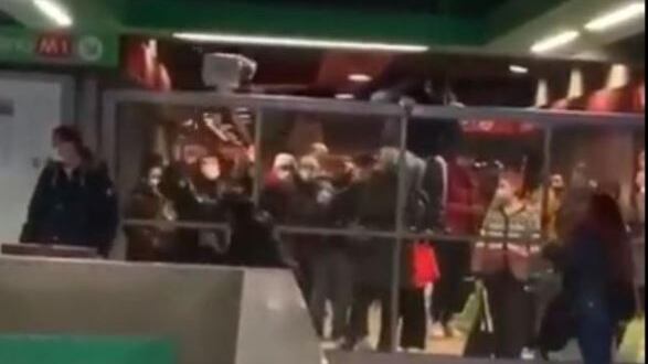 La metropolitana chiusa perché è troppo piena: ragazzi saltano barriere