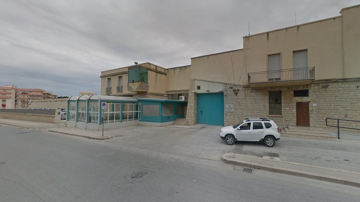Trapani, detenuto aggredisce agenti con pugni e sbarra di ferro
