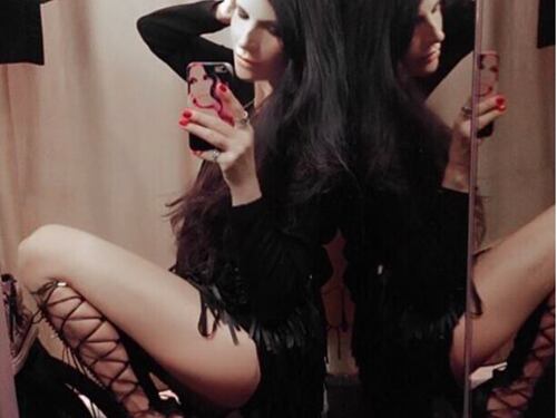 Pamela Prati, sexy selfie con il look fetish