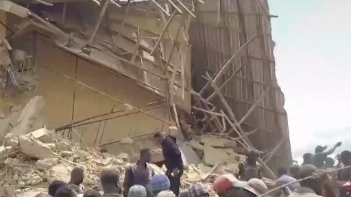 Nigeria, crolla scuola superiore: oltre 100 studenti e insegnanti sotto le macerie