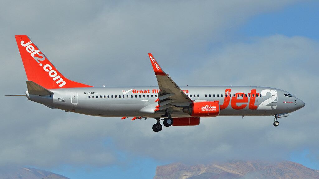Tenta di aprire portellone aereo in volo: intervengono i caccia