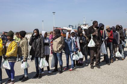 Clandestini sbarcati al porto di Corigliano Calabro 5