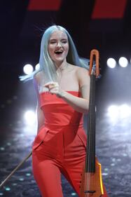 Sanremo 2017, gli outfit sexy della prima serata 5