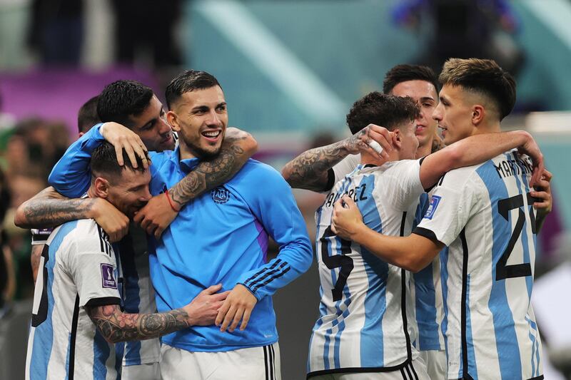 I giocatori festeggiano il 3-0 di Alvarez in Argentina-Croazia