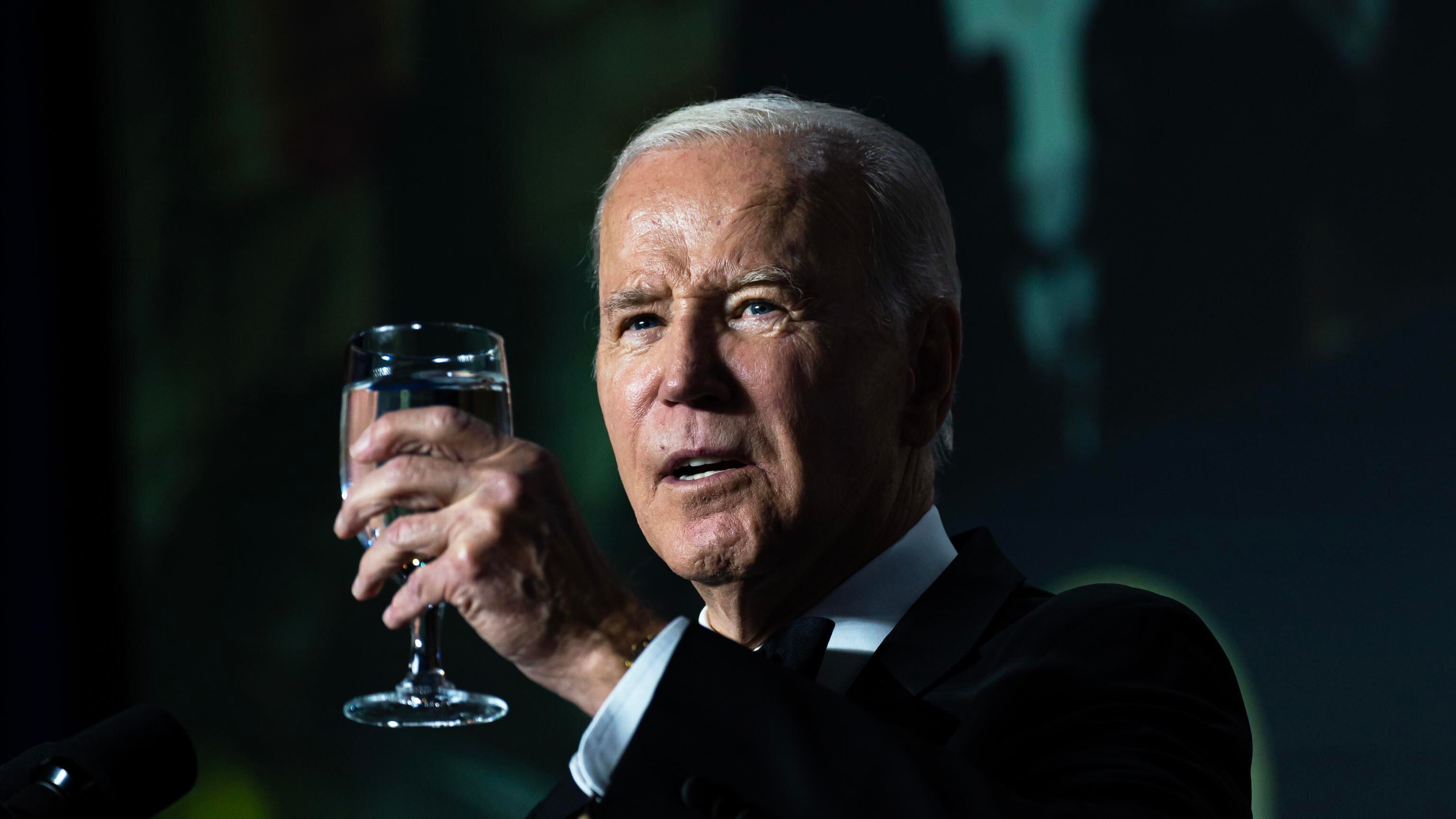 L'età pesa sui sondaggi di Biden (che litiga con Jill su pizza e gelati)