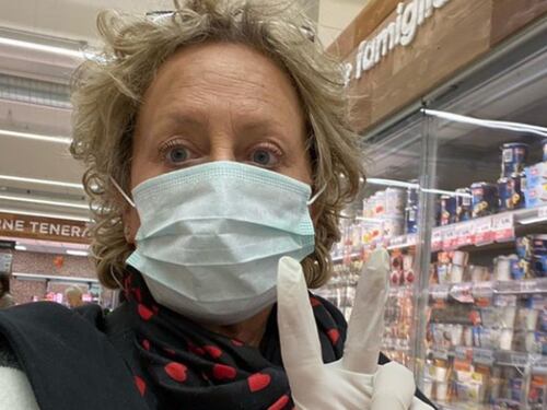 Carolyn Smith spiega perché indossa la mascherina: "Sono una paziente oncologica"