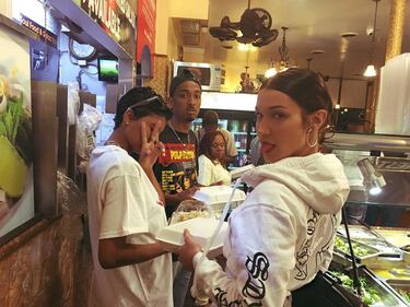 Bella Hadid sexy: la maglia mostra tutto 7