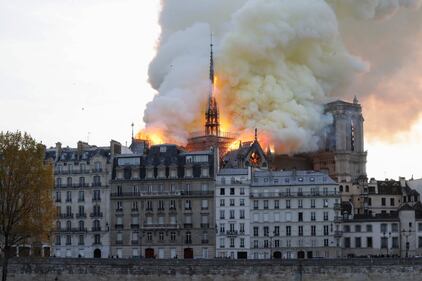 Parigi, la cattedrale di Notre Dame in fiamme 6