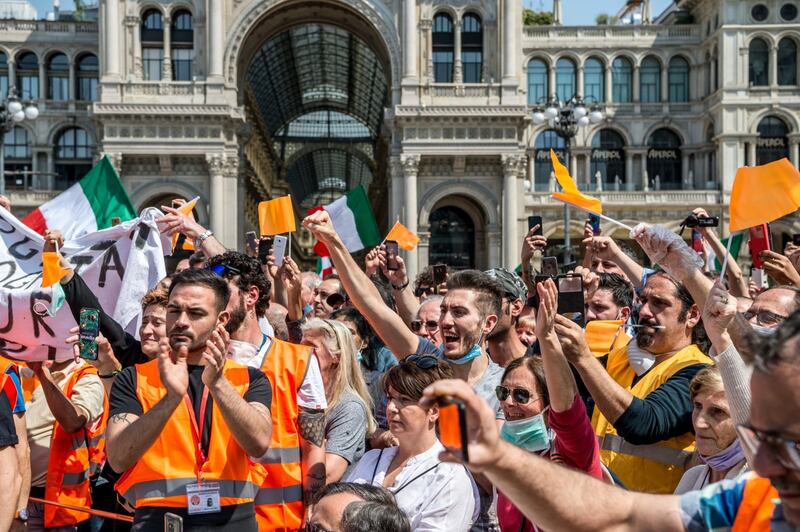 I Gilet arancioni in piazza Duomo 4