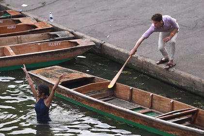 Gli studenti di Cambridge festeggiano tuffandosi nel fiume 10