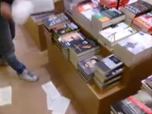 Blitz dei no global in libreria: "Distruggiamo i libri di Salvini"