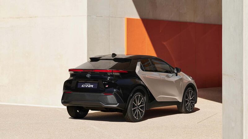 Toyota C-HR 2023, guarda tutte le foto 12