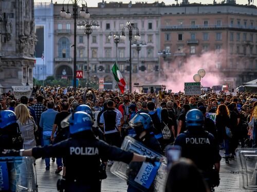 Corteo No pass a Milano: cori contro Mattarella e Draghi