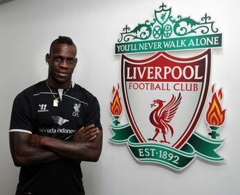 La foto di saluto al Milan è un fake. Il web contro Balo 4