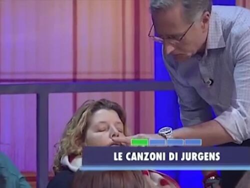 Signora del pubblico si addormenta durante lo show e Paolo Bonolis la sveglia