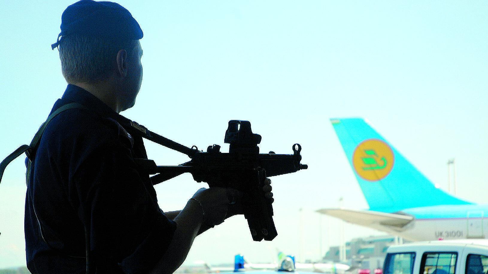 Fiumicino come Lampedusa: così i clandestini «volano» via